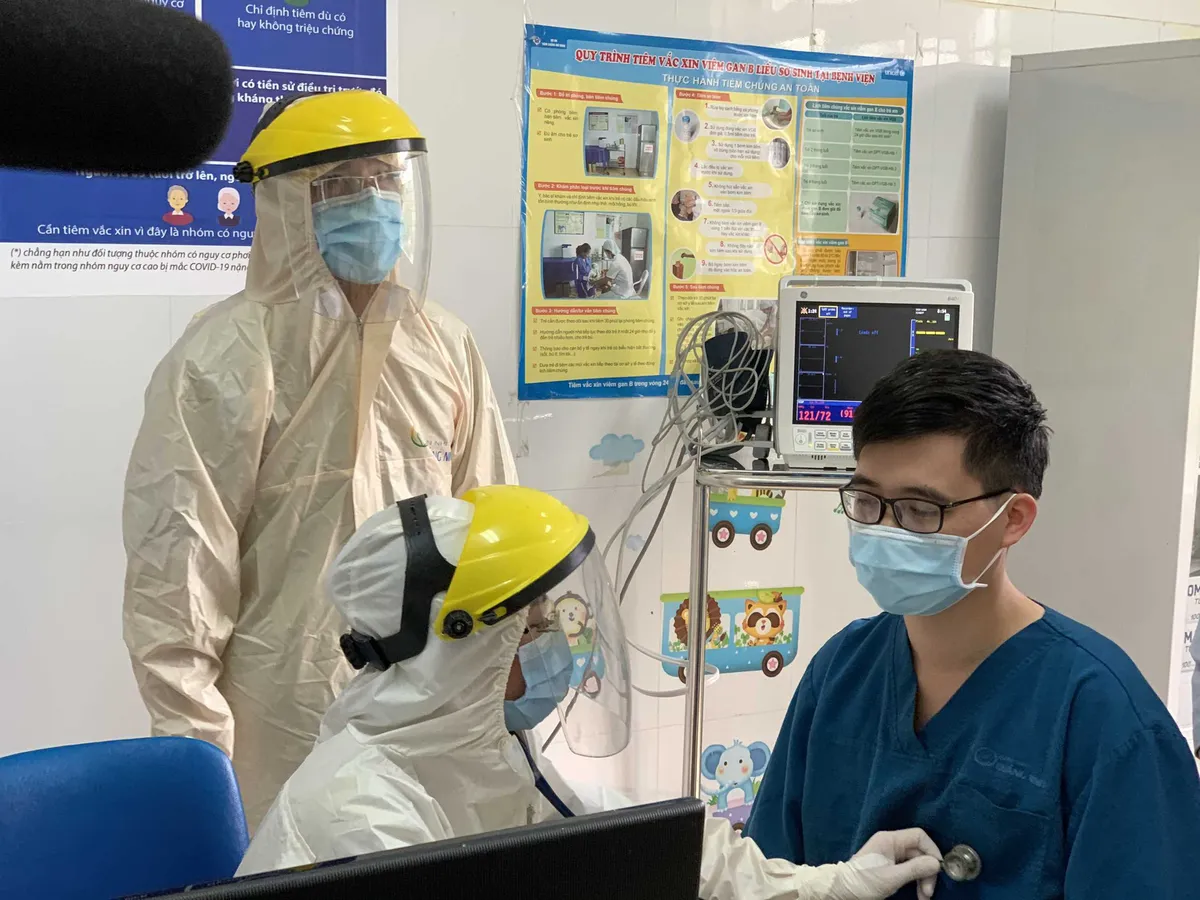 Quảng Ninh triển khai ti&ecirc;m vaccine ph&ograve;ng COVID-19 - Ảnh 1.
