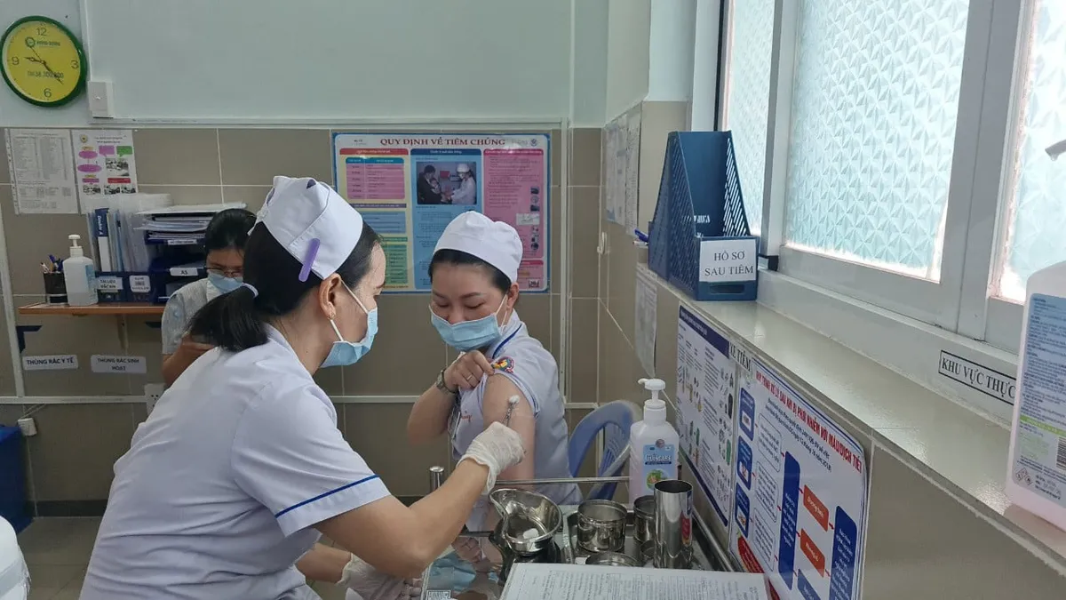 Bệnh viện tuyến quận đầu ti&ecirc;n ti&ecirc;m vaccine COVID-19 tại TP. Hồ Ch&iacute; Minh - Ảnh 3.
