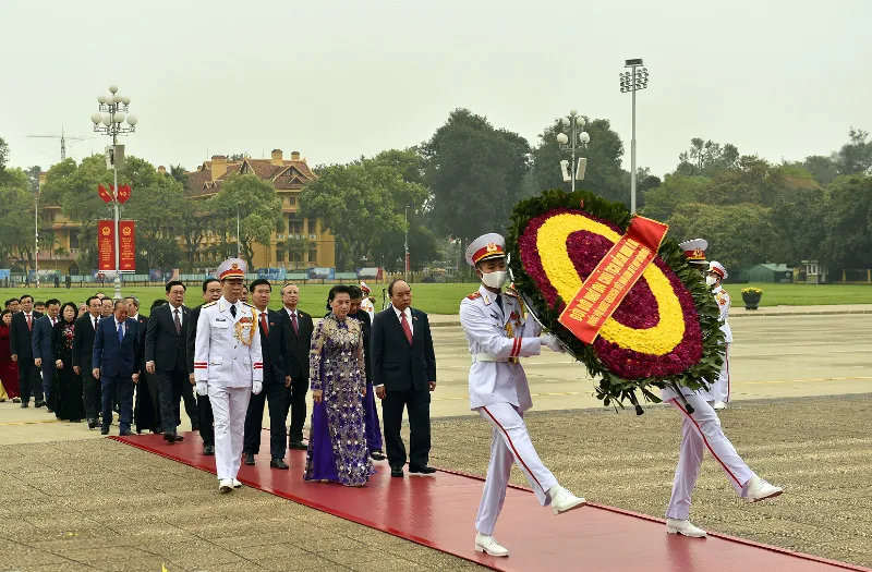 Đại biểu Quốc hội vào Lăng viếng Chủ tịch Hồ Chí Minh - Ảnh 1.