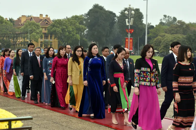 Đại biểu Quốc hội vào Lăng viếng Chủ tịch Hồ Chí Minh - Ảnh 2.