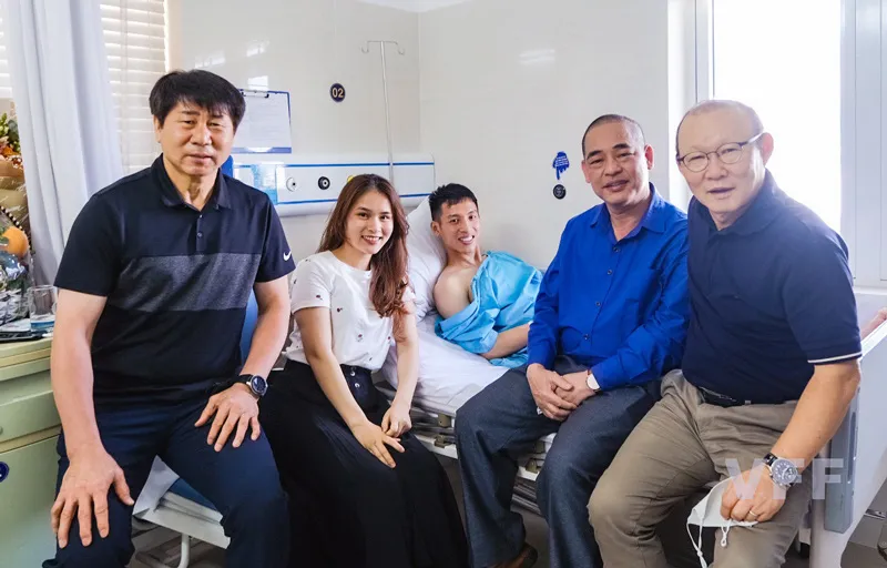 Thầy Park nắm chặt tay động viên Đỗ Hùng Dũng - Ảnh 3. Thầy Park nắm chặt tay động viên Đỗ Hùng Dũng - Ảnh 3.