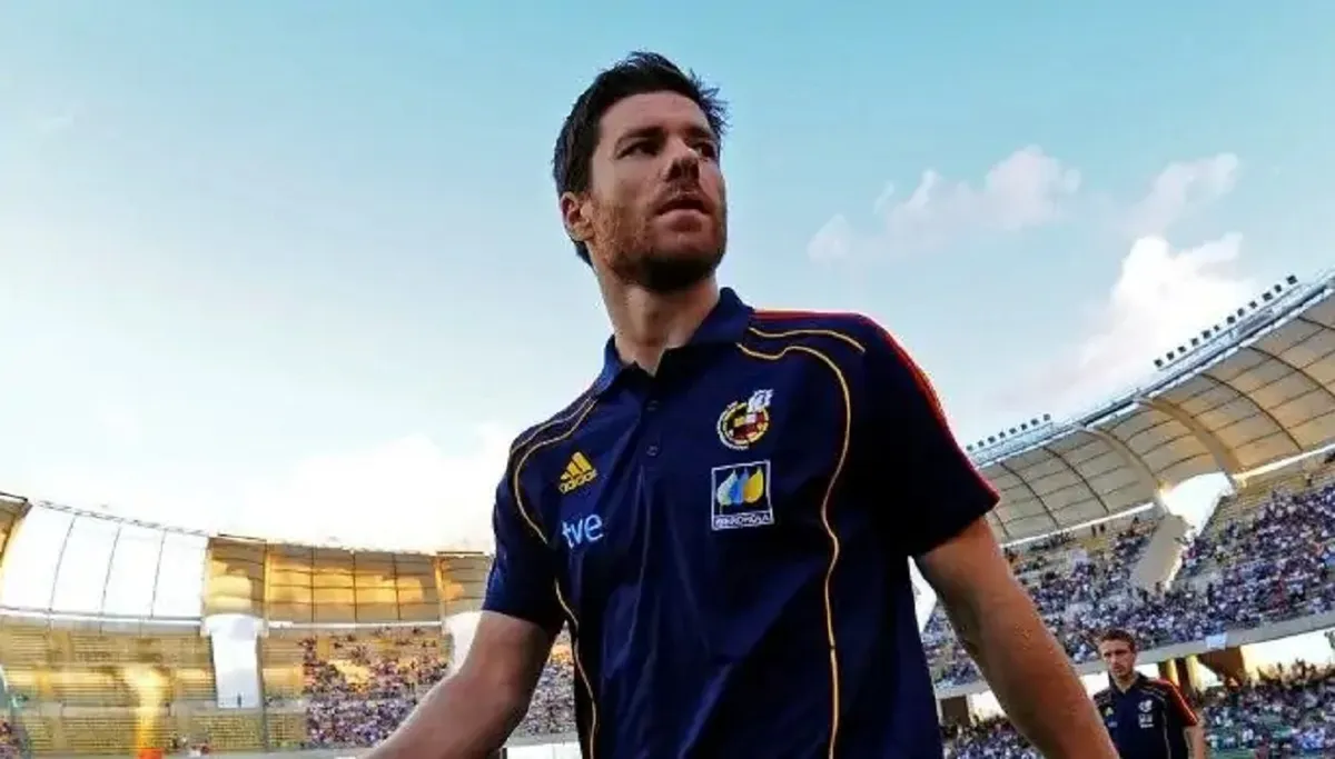 Xabi Alonso khiến giới truyền thông... việt vị - Ảnh 1. Xabi Alonso khiến giới truyền thông... việt vị - Ảnh 1.