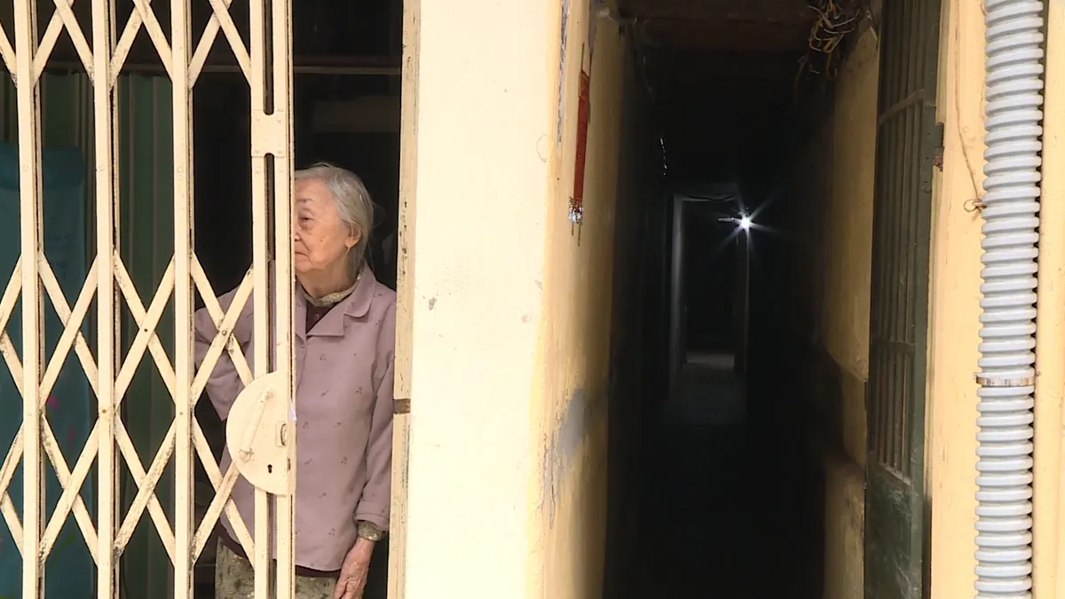 Người dân khu vực nội đô Hà Nội: Chật chội, tối tăm nhưng… tiện - Ảnh 8.