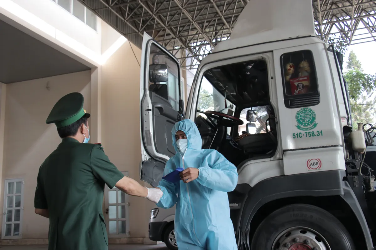 Không chủ quan, cần kiểm soát chặt đường mòn, lối mở - Ảnh 3. Không chủ quan, cần kiểm soát chặt đường mòn, lối mở - Ảnh 3.