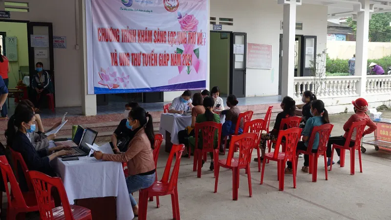 Khám sàng lọc ung thư vú, ung thư tuyến giáp miễn phí cho 480 người dân Quảng Ninh - Ảnh 1.