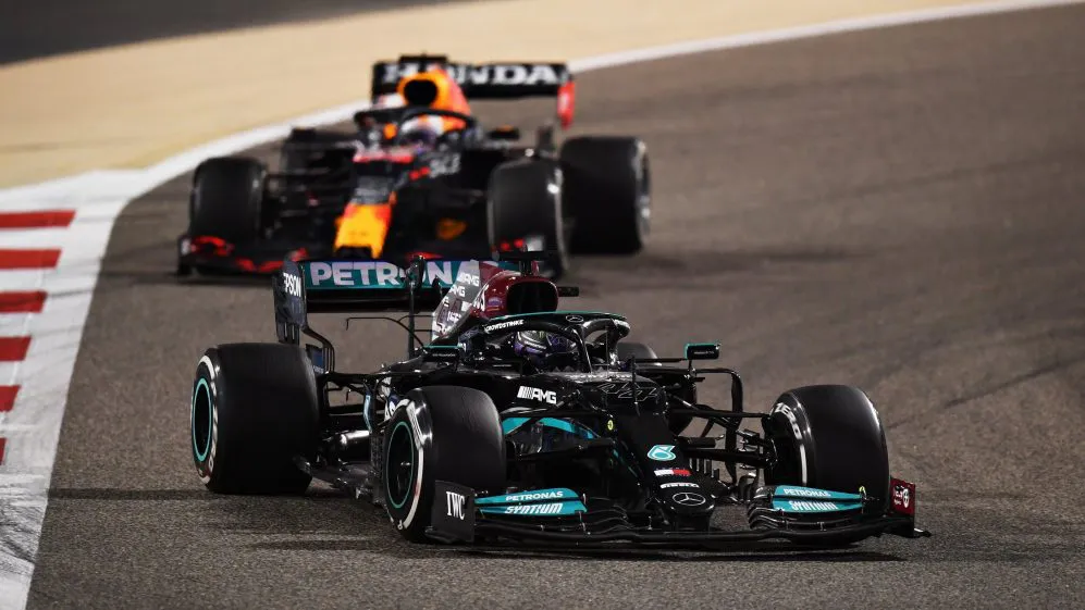 Lewis Hamilton giành chiến thắng tại GP Bahrain - Ảnh 1. Lewis Hamilton giành chiến thắng tại GP Bahrain - Ảnh 1.