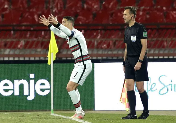 Trọng tài xin lỗi vì tước bàn thắng của Ronaldo - Ảnh 3.