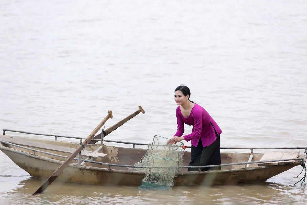 Sao mai Lương Nguyệt Anh đưa “chàng trai đặc biệt” vào MV dịp 8/3 - Ảnh 5.