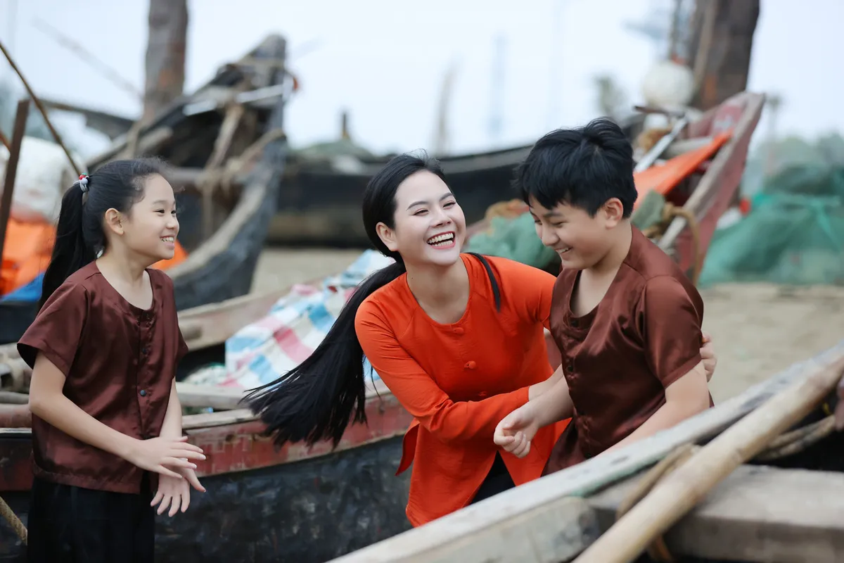 Sao mai Lương Nguyệt Anh đưa “chàng trai đặc biệt” vào MV dịp 8/3 - Ảnh 9.
