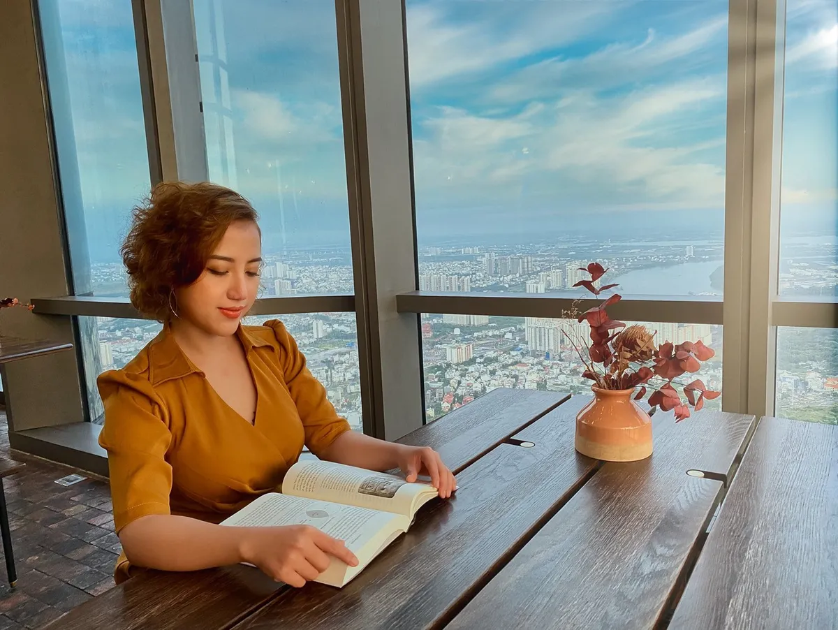 Cô gái trẻ truyền nghề phun xăm thẩm mỹ để giúp phụ nữ tự chủ tài chính - Ảnh 1.