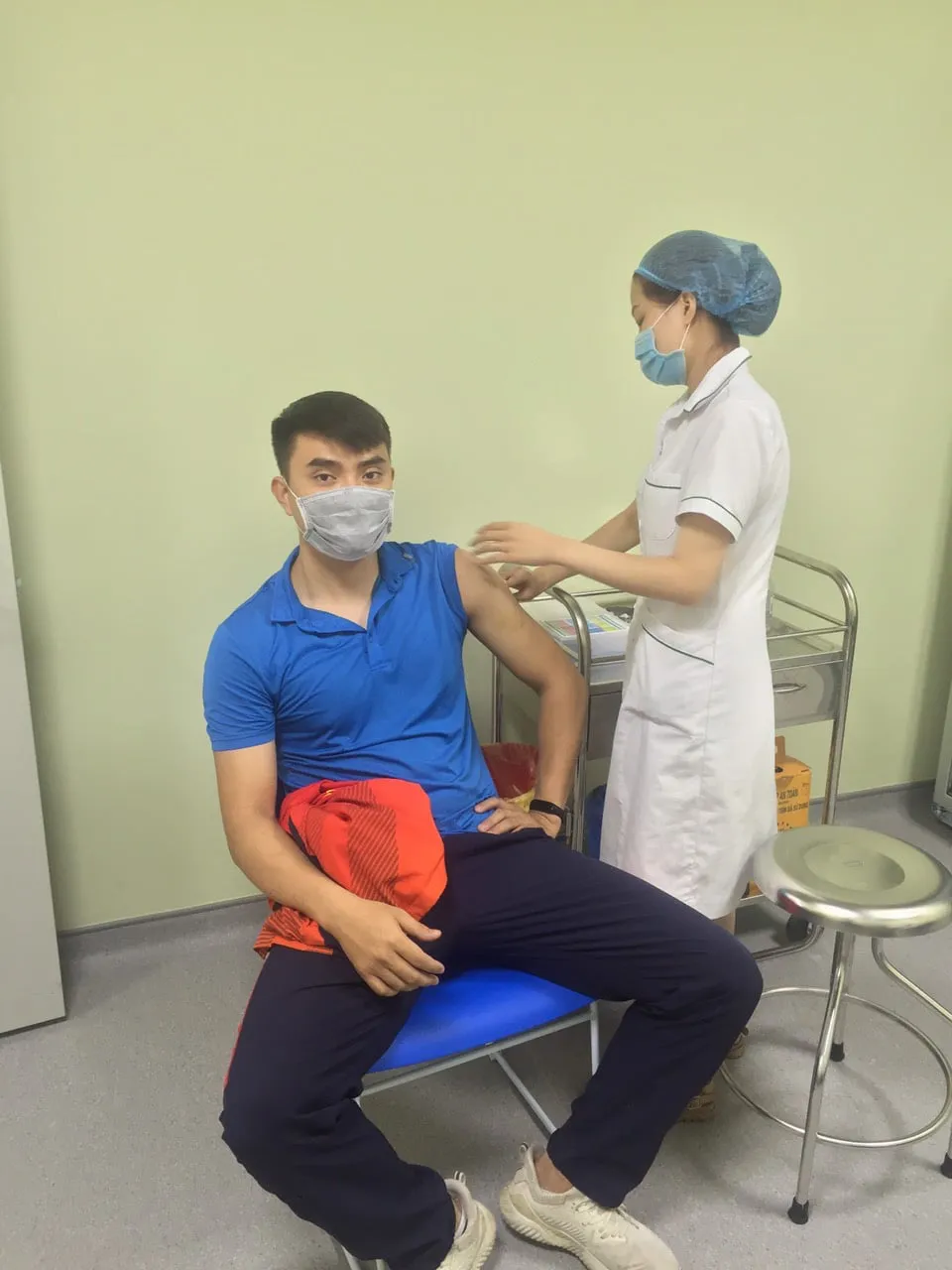 Thạch Kim Tuấn, Vũ Thành An, Nguyễn Tiến Minh… tiêm Vaccine Covid-19 - Ảnh 1. Thạch Kim Tuấn, Vũ Thành An, Nguyễn Tiến Minh… tiêm Vaccine Covid-19 - Ảnh 1.