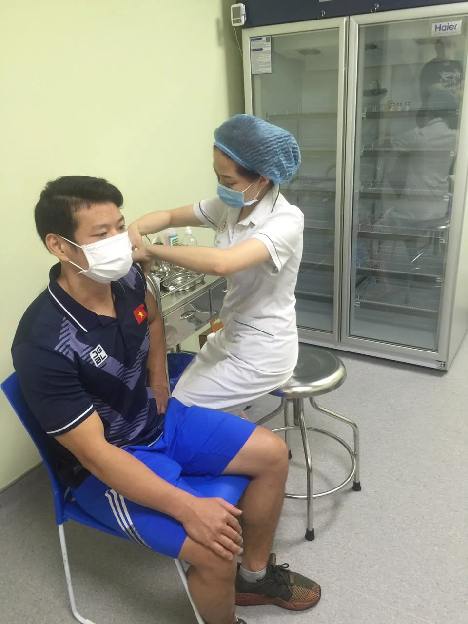 Thạch Kim Tuấn, Vũ Thành An, Nguyễn Tiến Minh… tiêm Vaccine Covid-19 - Ảnh 3. Thạch Kim Tuấn, Vũ Thành An, Nguyễn Tiến Minh… tiêm Vaccine Covid-19 - Ảnh 3.
