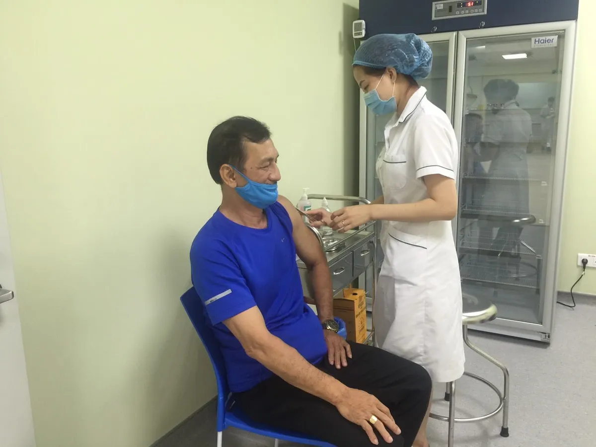Thạch Kim Tuấn, Vũ Thành An, Nguyễn Tiến Minh… tiêm Vaccine Covid-19 - Ảnh 2. Thạch Kim Tuấn, Vũ Thành An, Nguyễn Tiến Minh… tiêm Vaccine Covid-19 - Ảnh 2.
