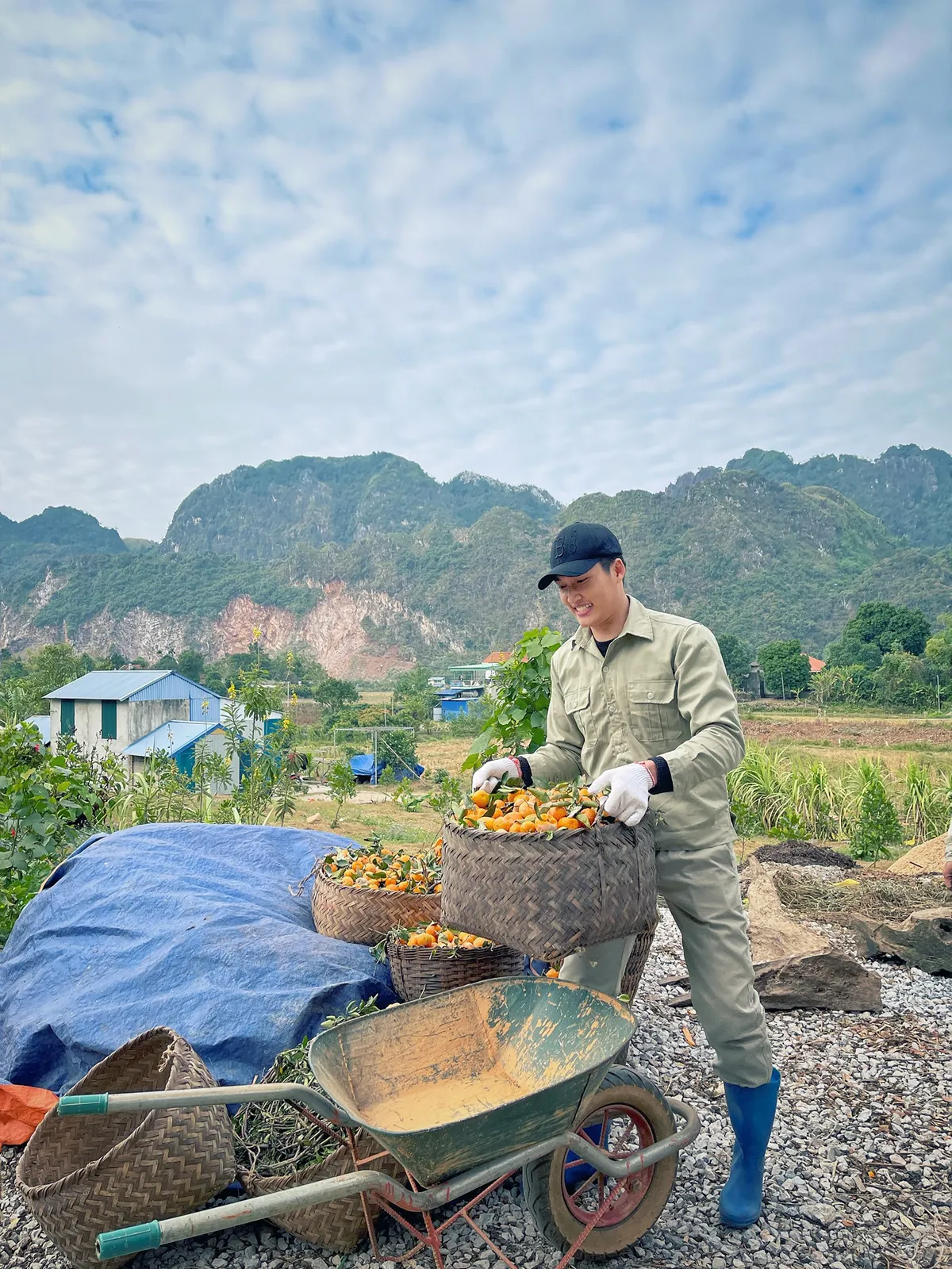 Đình Tú đốn tim fan nữ ở hậu trường Hướng dương ngược nắng - Ảnh 1.