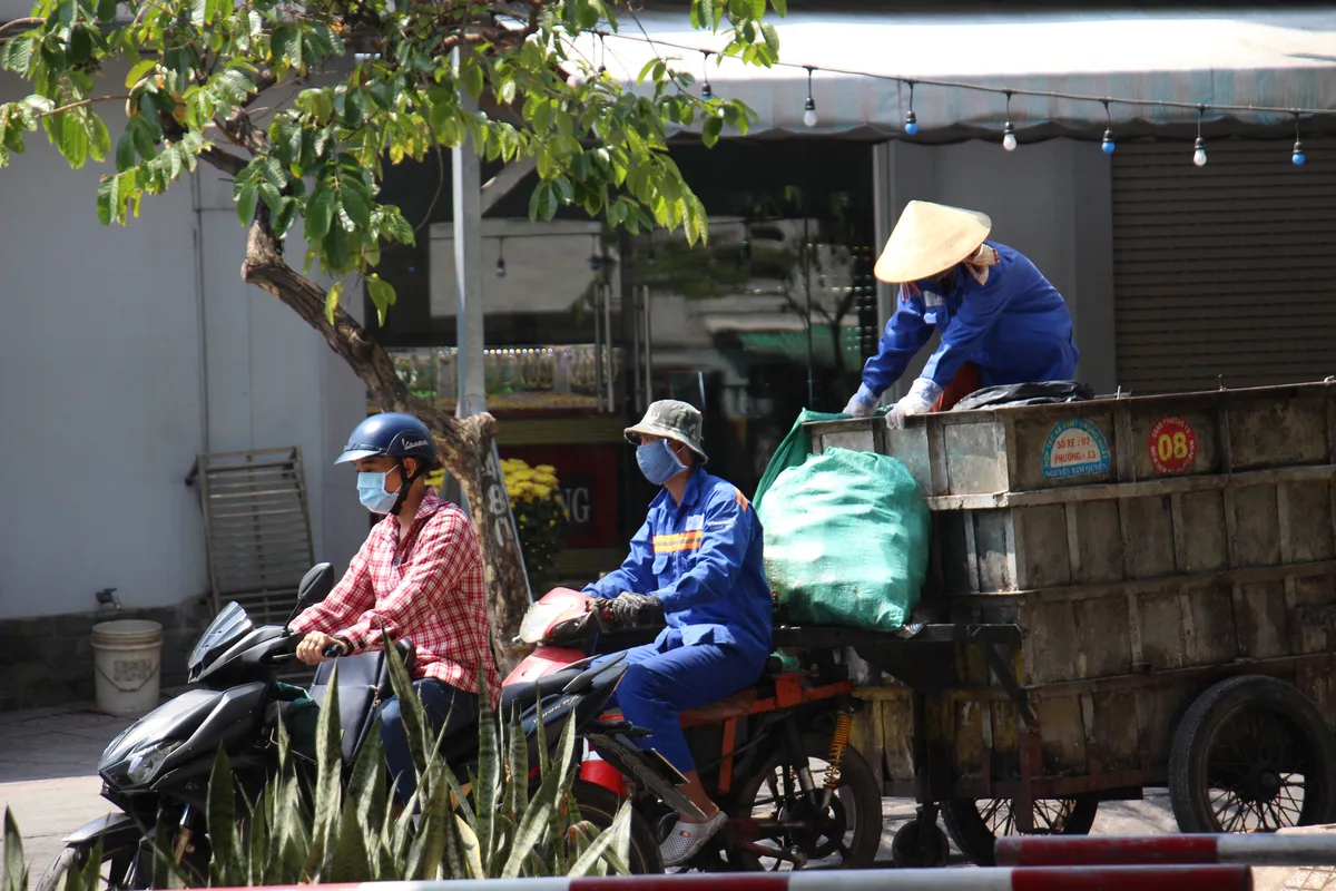 Người dân TP Hồ Chí Minh vất vả chống chọi nắng nóng trở lại - Ảnh 4.