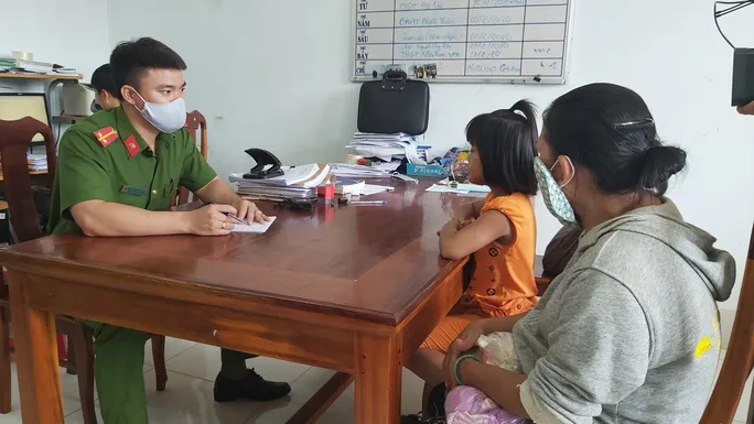 Đề nghị truy tố 2 đối tượng trong vụ mẹ chăn dắt con ăn xin, cậu lạm dụng t&igrave;nh dục ch&aacute;u - Ảnh 1.