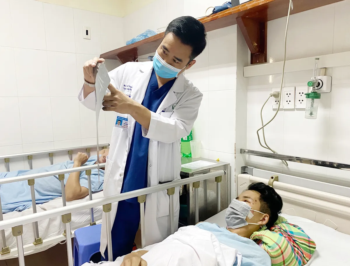 Gặp tai nạn xe máy, nam thanh niên bị thanh sắt bên đường cắm xuyên mặt - Ảnh 2. Gặp tai nạn xe máy, nam thanh niên bị thanh sắt bên đường cắm xuyên mặt - Ảnh 2.