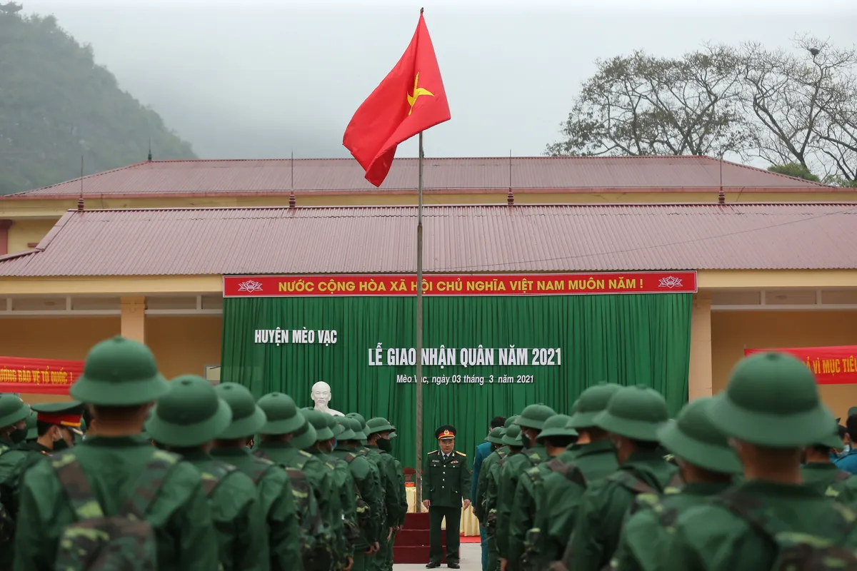 [Ảnh] Tân binh vùng phên dậu phía Bắc Tổ quốc lên đường nhập ngũ - Ảnh 1.