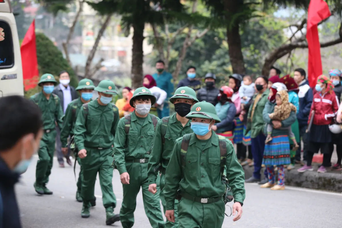 [Ảnh] Tân binh vùng phên dậu phía Bắc Tổ quốc lên đường nhập ngũ - Ảnh 4.