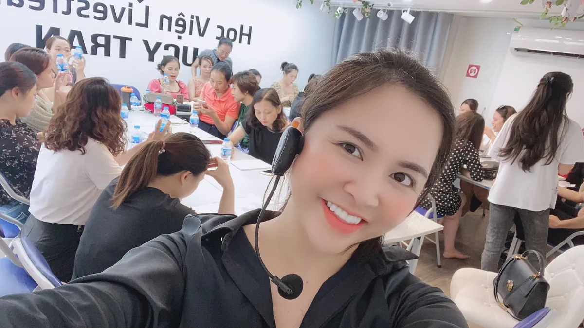 Trần Thiện Vi - C&ocirc; g&aacute;i v&agrave;ng trong l&agrave;ng livestream - Ảnh 2.