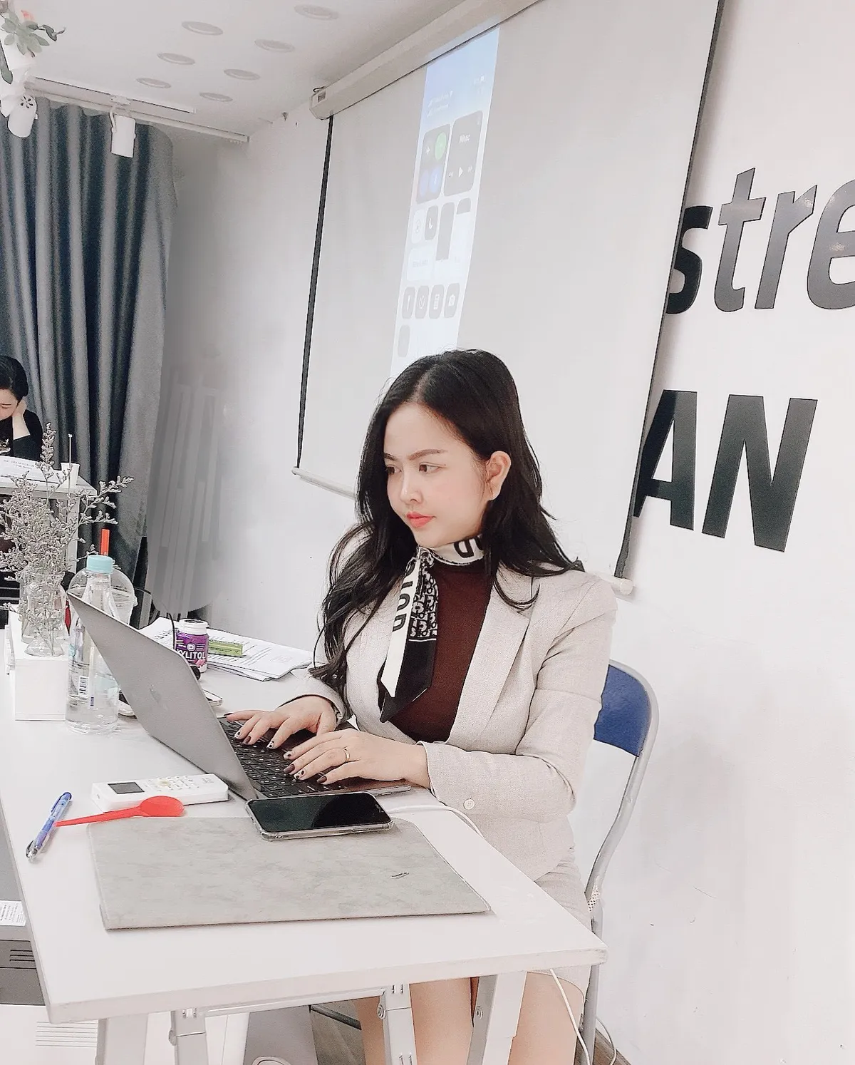 Trần Thiện Vi - C&ocirc; g&aacute;i v&agrave;ng trong l&agrave;ng livestream - Ảnh 5.