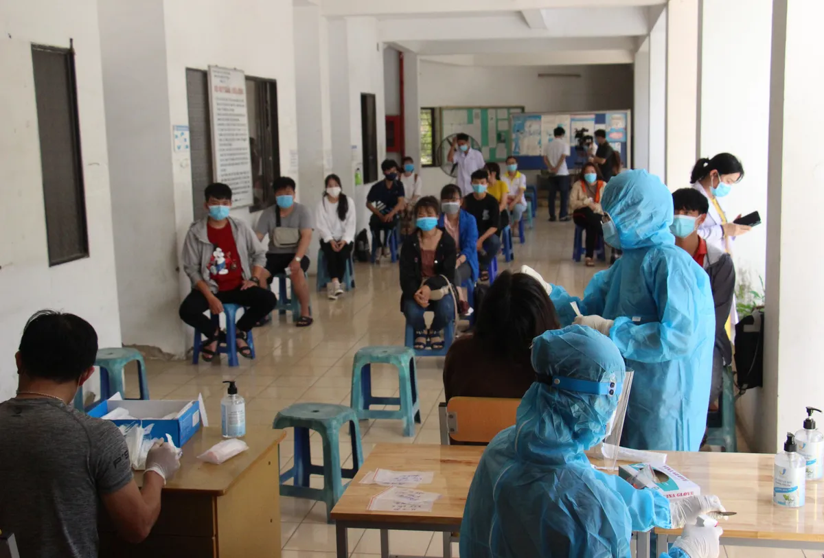 TP Hồ Chí Minh xét nghiệm COVID-19 ngẫu nhiên cho sinh viên - Ảnh 1. TP Hồ Chí Minh xét nghiệm COVID-19 ngẫu nhiên cho sinh viên - Ảnh 1.