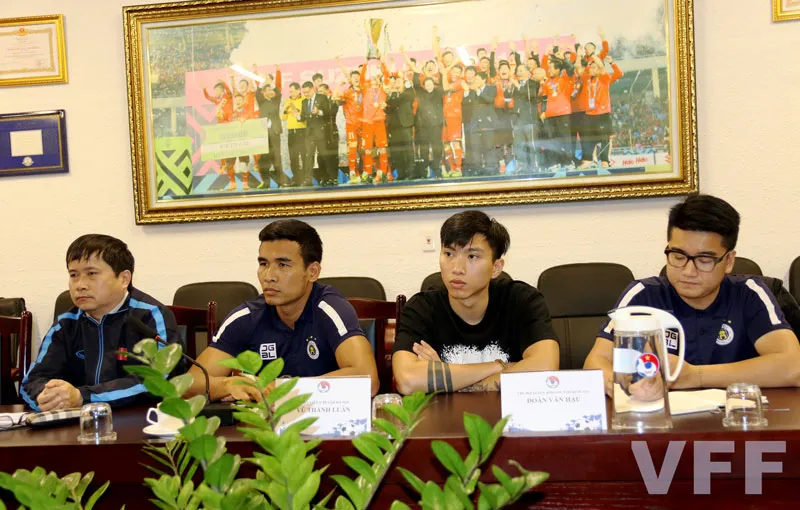 Các chuyên gia, bác sỹ hội chẩn tình trạng chấn thương của cầu thủ ĐTQG Đoàn Văn Hậu - Ảnh 2. Các chuyên gia, bác sỹ hội chẩn tình trạng chấn thương của cầu thủ ĐTQG Đoàn Văn Hậu - Ảnh 2.