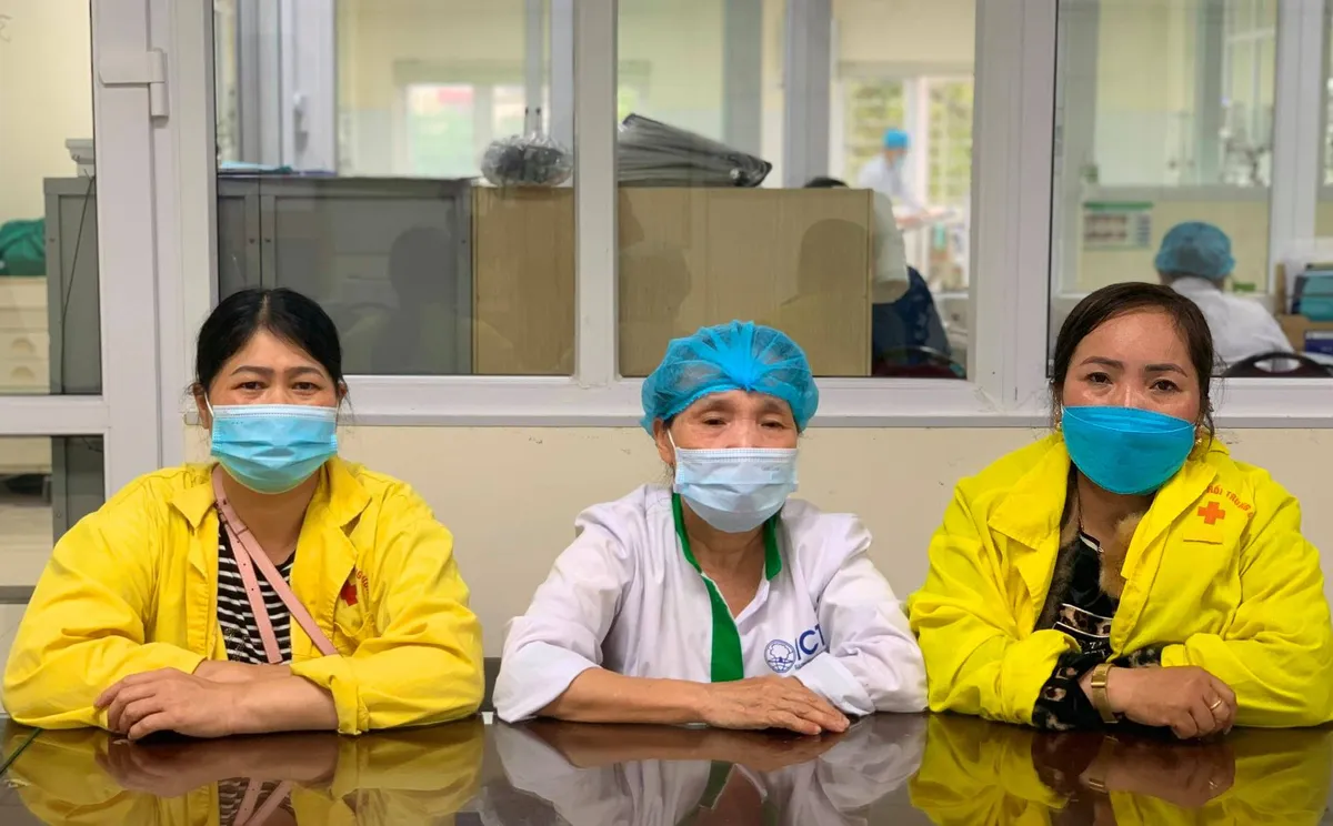 Nhân viên y tế trả lại 61 triệu đồng nhặt được cho người nhà bệnh nhân - Ảnh 1. Nhân viên y tế trả lại 61 triệu đồng nhặt được cho người nhà bệnh nhân - Ảnh 1.