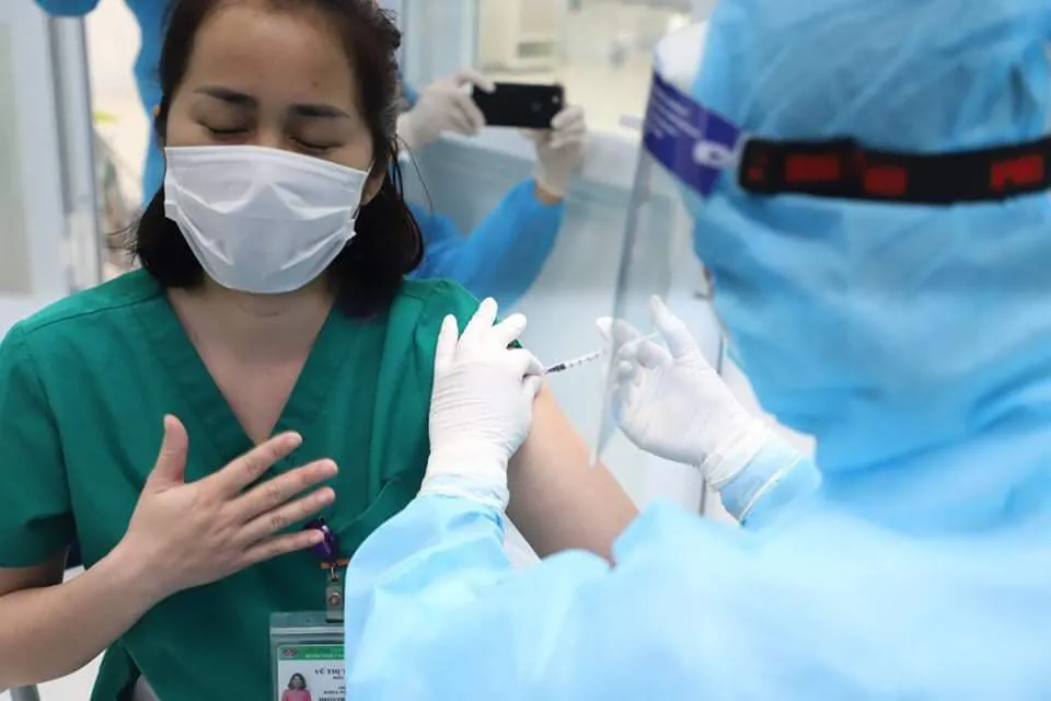 Ảnh: Những mũi tiêm vaccine COVID-19 đầu tiên tại Việt Nam - Ảnh 3. Ảnh: Những mũi tiêm vaccine COVID-19 đầu tiên tại Việt Nam - Ảnh 3.