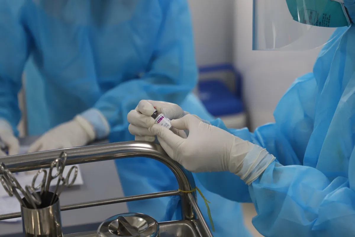 Ảnh: Những mũi tiêm vaccine COVID-19 đầu tiên tại Việt Nam - Ảnh 2. Ảnh: Những mũi tiêm vaccine COVID-19 đầu tiên tại Việt Nam - Ảnh 2.