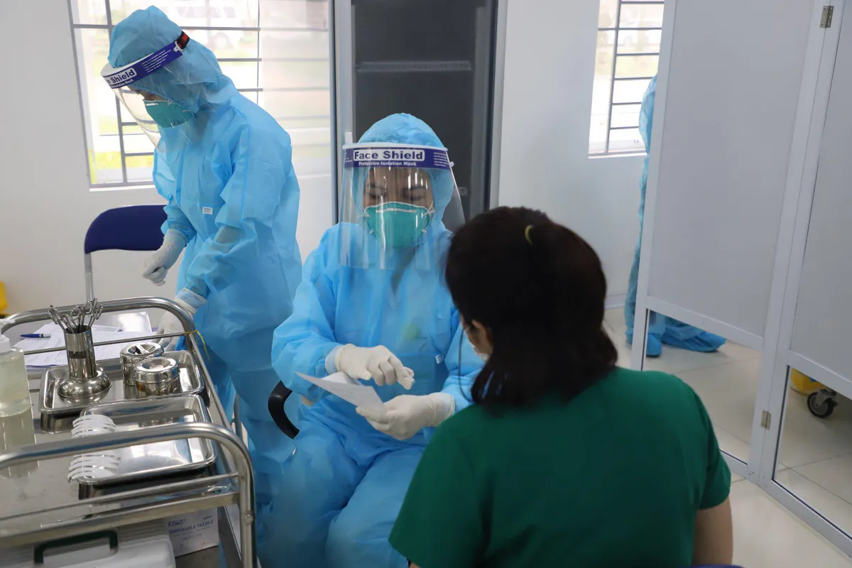 Ảnh: Những mũi tiêm vaccine COVID-19 đầu tiên tại Việt Nam - Ảnh 1. Ảnh: Những mũi tiêm vaccine COVID-19 đầu tiên tại Việt Nam - Ảnh 1.