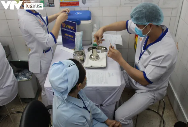 Những nữ y bác sĩ được tiêm vaccine COVID-19 trong ngày 8/3: Vinh dự và tự hào! - Ảnh 2. Những nữ y bác sĩ được tiêm vaccine COVID-19 trong ngày 8/3: Vinh dự và tự hào! - Ảnh 2.