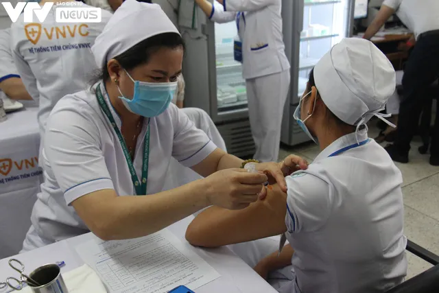 Những nữ y bác sĩ được tiêm vaccine COVID-19 trong ngày 8/3: Vinh dự và tự hào! - Ảnh 1. Những nữ y bác sĩ được tiêm vaccine COVID-19 trong ngày 8/3: Vinh dự và tự hào! - Ảnh 1.