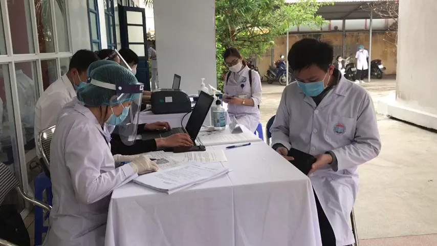 Ảnh: Những mũi tiêm vaccine COVID-19 đầu tiên tại Việt Nam - Ảnh 5. Ảnh: Những mũi tiêm vaccine COVID-19 đầu tiên tại Việt Nam - Ảnh 5.