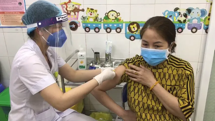 Ảnh: Những mũi tiêm vaccine COVID-19 đầu tiên tại Việt Nam - Ảnh 7. Ảnh: Những mũi tiêm vaccine COVID-19 đầu tiên tại Việt Nam - Ảnh 7.