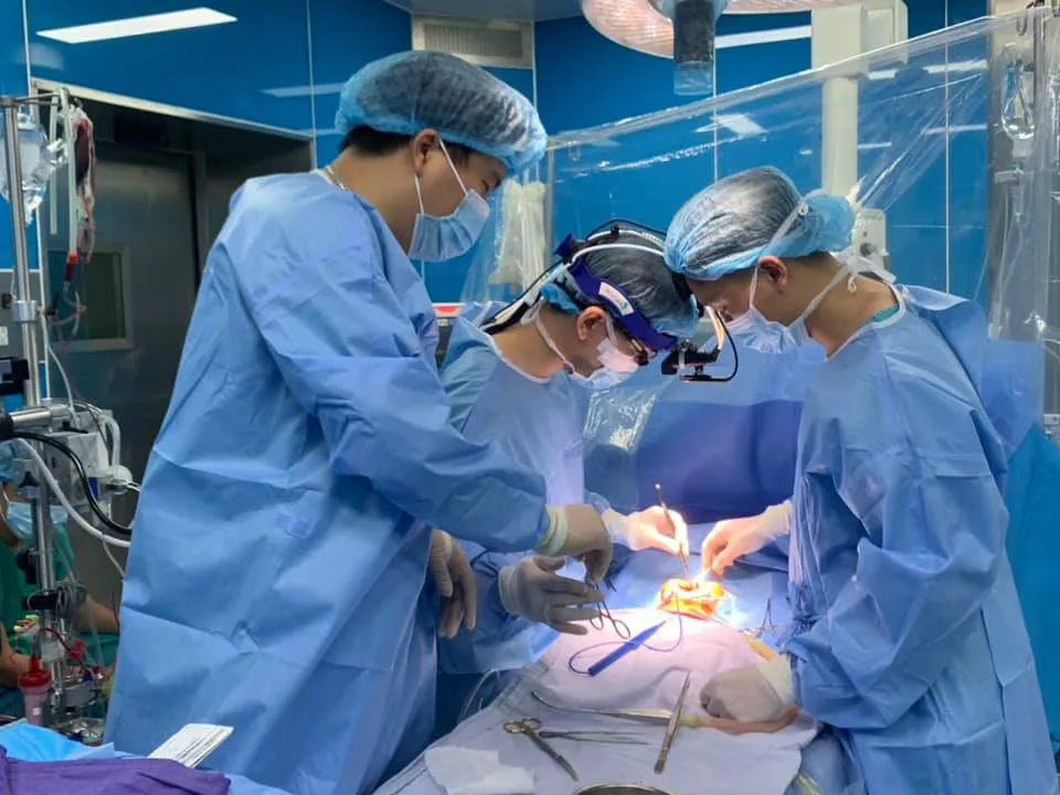 Bác sĩ bắt trái tim ngừng đập để hồi sinh cho bệnh nhi - Ảnh 2. Bác sĩ bắt trái tim ngừng đập để hồi sinh cho bệnh nhi - Ảnh 2.