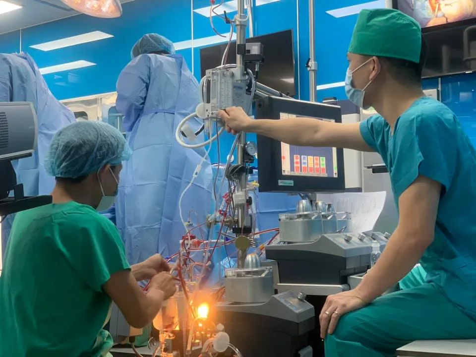 Bác sĩ bắt trái tim ngừng đập để hồi sinh cho bệnh nhi - Ảnh 1. Bác sĩ bắt trái tim ngừng đập để hồi sinh cho bệnh nhi - Ảnh 1.