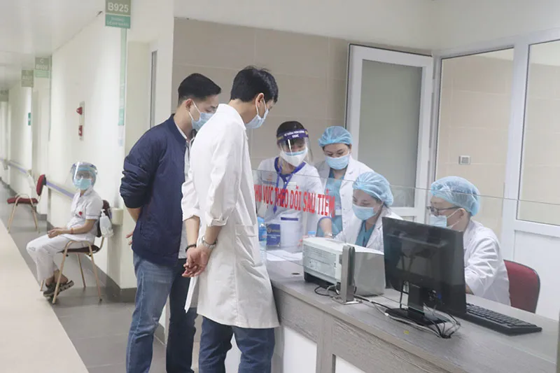 Ảnh: 30 cán bộ, nhân viên y tế Bệnh viện Thanh Nhàn tiêm vaccine phòng COVID-19 - Ảnh 2. Ảnh: 30 cán bộ, nhân viên y tế Bệnh viện Thanh Nhàn tiêm vaccine phòng COVID-19 - Ảnh 2.