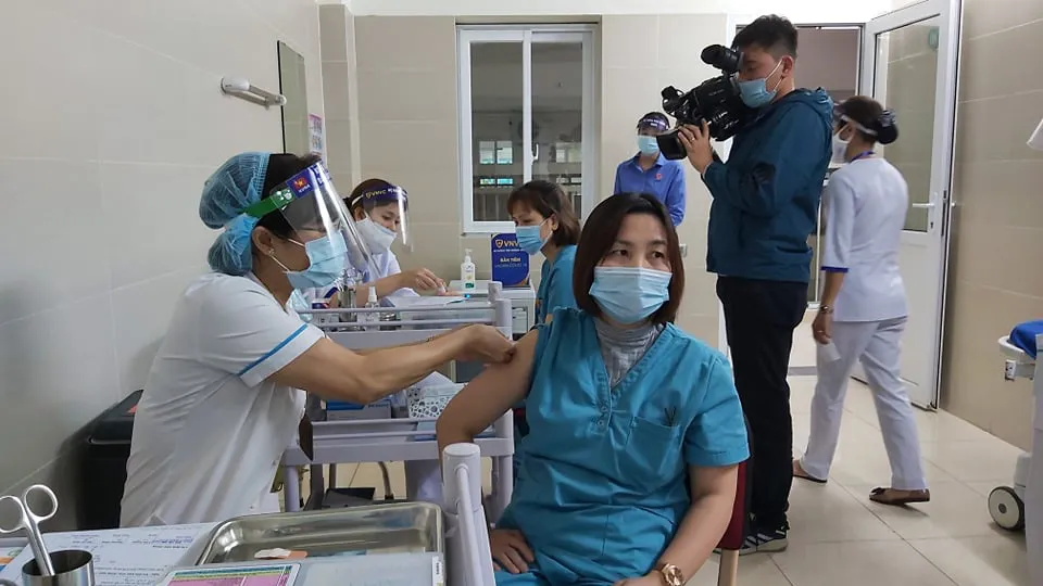 Ảnh: 30 cán bộ, nhân viên y tế Bệnh viện Thanh Nhàn tiêm vaccine phòng COVID-19 - Ảnh 4. Ảnh: 30 cán bộ, nhân viên y tế Bệnh viện Thanh Nhàn tiêm vaccine phòng COVID-19 - Ảnh 4.