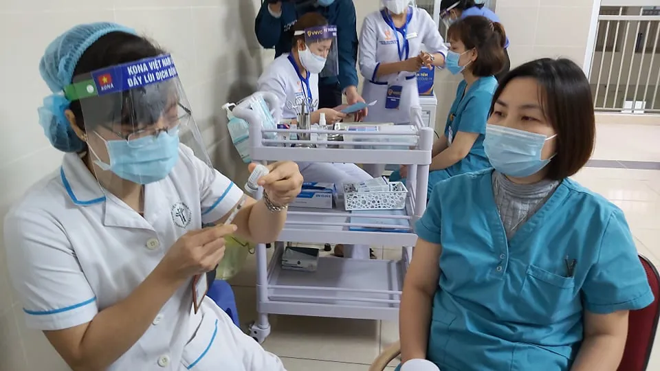 Ảnh: 30 cán bộ, nhân viên y tế Bệnh viện Thanh Nhàn tiêm vaccine phòng COVID-19 - Ảnh 5. Ảnh: 30 cán bộ, nhân viên y tế Bệnh viện Thanh Nhàn tiêm vaccine phòng COVID-19 - Ảnh 5.