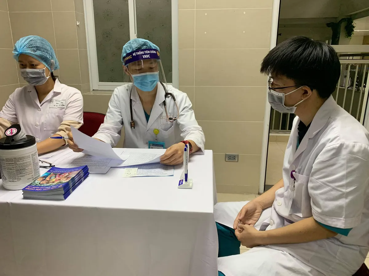 Ảnh: 30 cán bộ, nhân viên y tế Bệnh viện Thanh Nhàn tiêm vaccine phòng COVID-19 - Ảnh 3. Ảnh: 30 cán bộ, nhân viên y tế Bệnh viện Thanh Nhàn tiêm vaccine phòng COVID-19 - Ảnh 3.