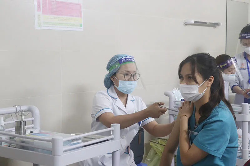 Ảnh: 30 cán bộ, nhân viên y tế Bệnh viện Thanh Nhàn tiêm vaccine phòng COVID-19 - Ảnh 8. Ảnh: 30 cán bộ, nhân viên y tế Bệnh viện Thanh Nhàn tiêm vaccine phòng COVID-19 - Ảnh 8.