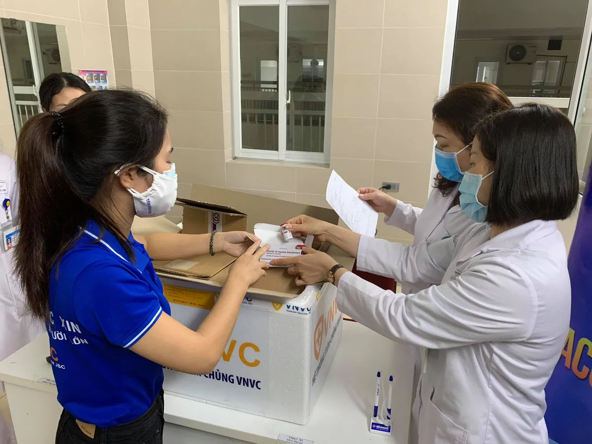 Ảnh: 30 cán bộ, nhân viên y tế Bệnh viện Thanh Nhàn tiêm vaccine phòng COVID-19 - Ảnh 1. Ảnh: 30 cán bộ, nhân viên y tế Bệnh viện Thanh Nhàn tiêm vaccine phòng COVID-19 - Ảnh 1.
