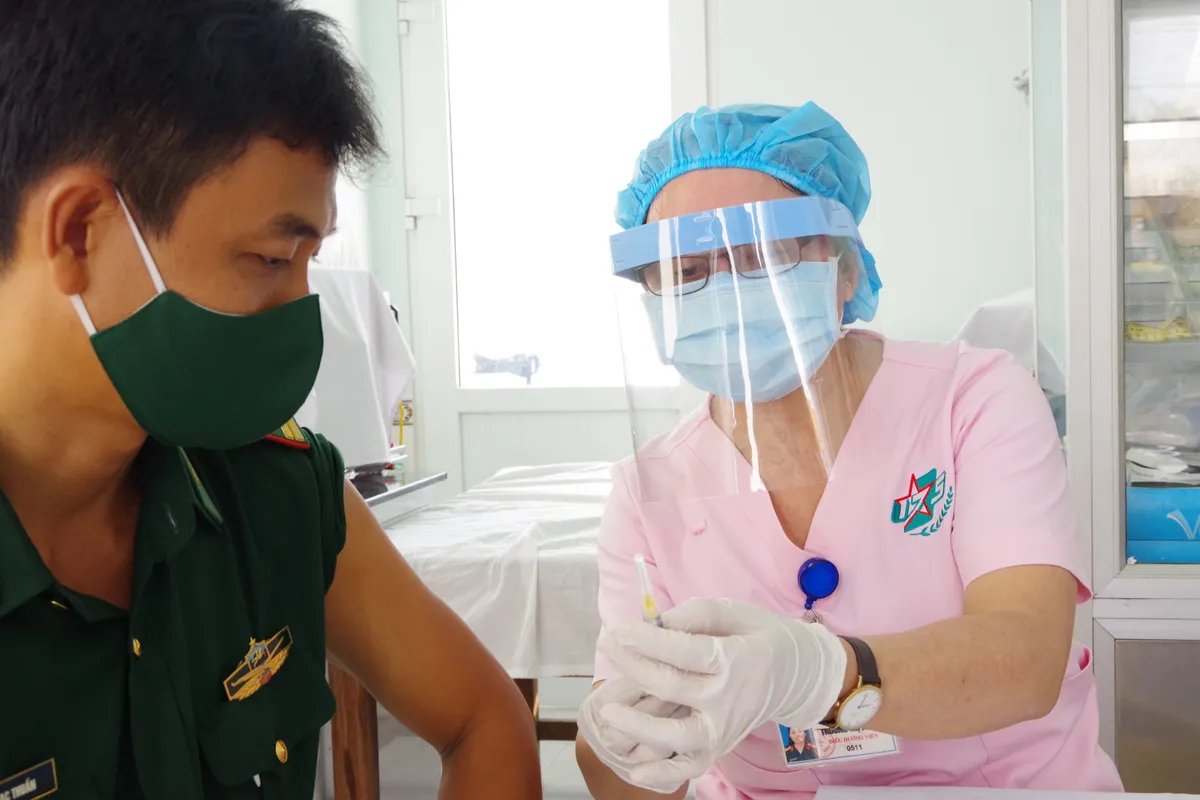 Bộ đội Biên phòng Tây Ninh bắt đầu tiêm vaccine COVID-19 - Ảnh 4. Bộ đội Biên phòng Tây Ninh bắt đầu tiêm vaccine COVID-19 - Ảnh 4.