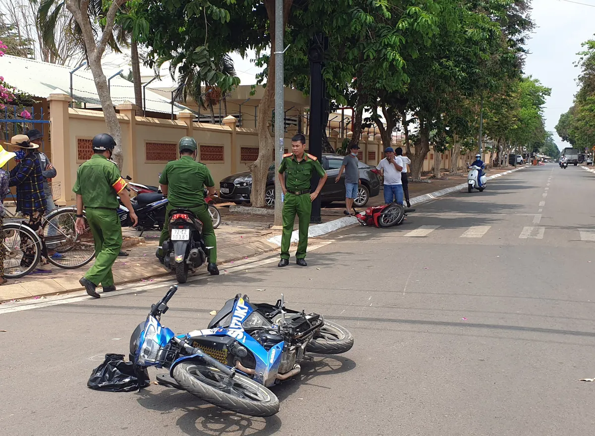 Người phụ nữ nhanh trí kéo ngã 2 tên cướp dây chuyền - Ảnh 2.