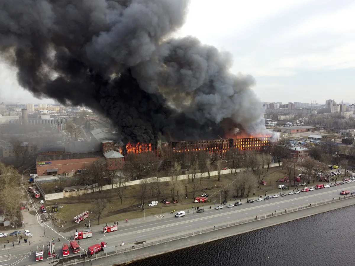 Cháy lớn trong đêm, nhà máy lịch sử Nevskaya Manufaktura ở St. Petersburg có nguy cơ đổ sập - Ảnh 2.