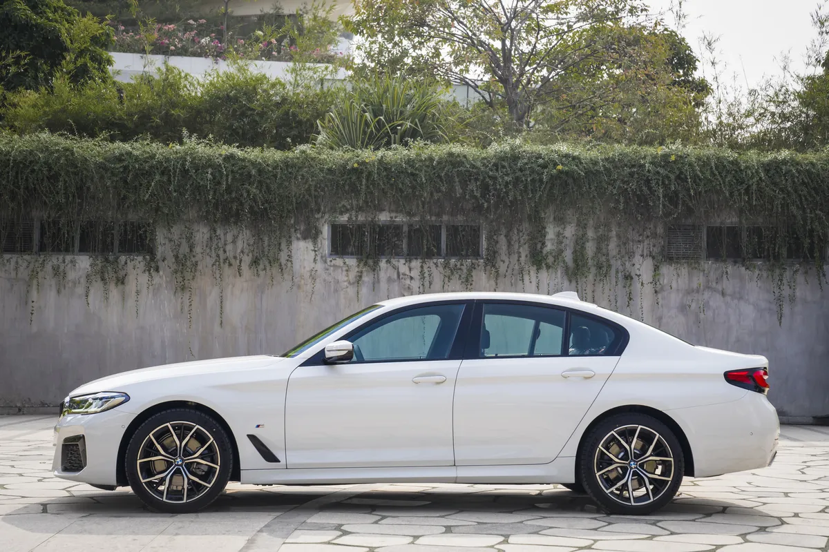 BMW 5 Series mới ra mắt tại Việt Nam - Ảnh 1. BMW 5 Series mới ra mắt tại Việt Nam - Ảnh 1.