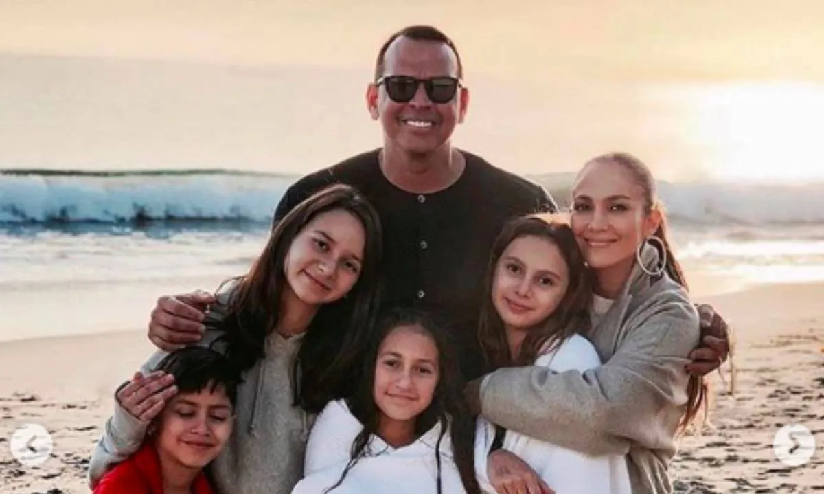 Jennifer Lopez và Alex Rodriguez: Chúng tôi tốt hơn chỉ là bạn bè - Ảnh 1.