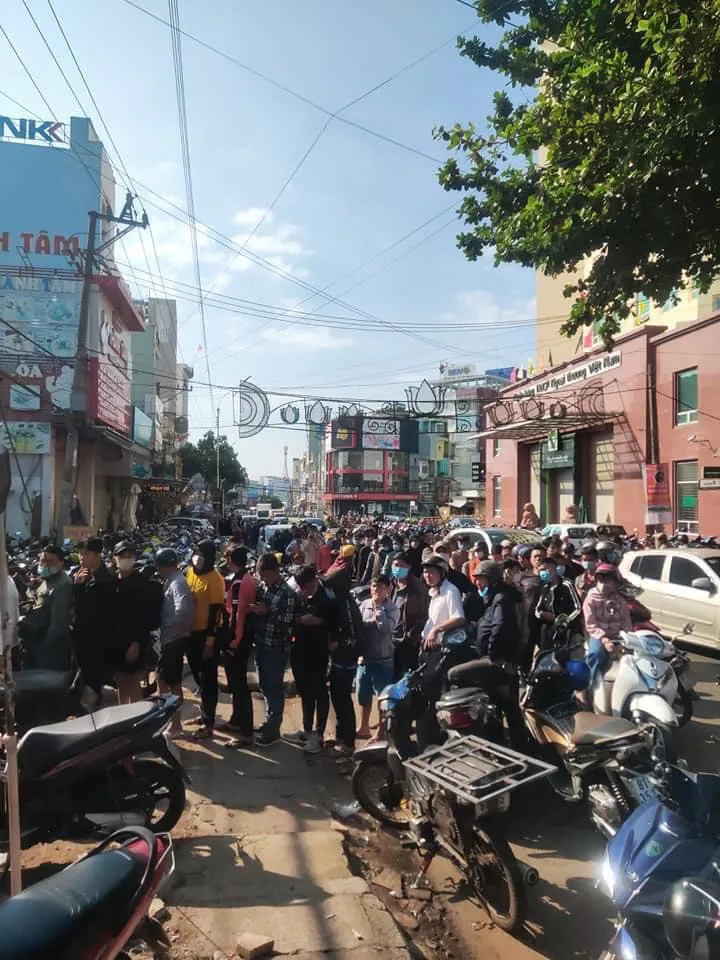 Chen lấn, xô đẩy để mua vé trận HAGL - CLB Hà Nội - Ảnh 1. Chen lấn, xô đẩy để mua vé trận HAGL - CLB Hà Nội - Ảnh 1.