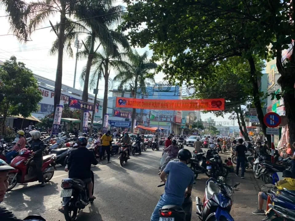 Chen lấn, xô đẩy để mua vé trận HAGL - CLB Hà Nội - Ảnh 2. Chen lấn, xô đẩy để mua vé trận HAGL - CLB Hà Nội - Ảnh 2.